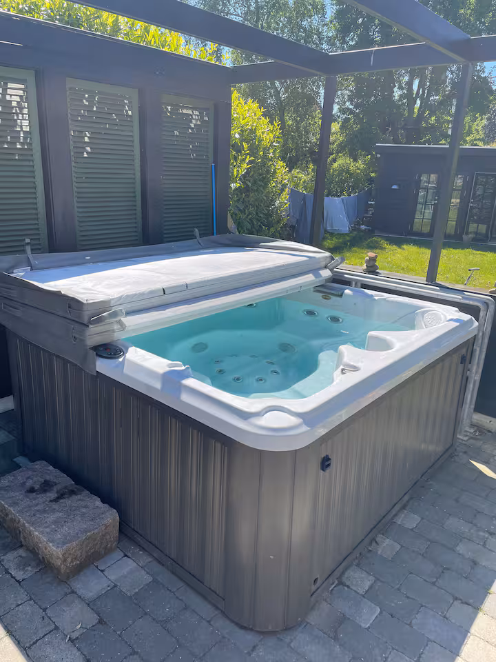 The Villa, Hot tub